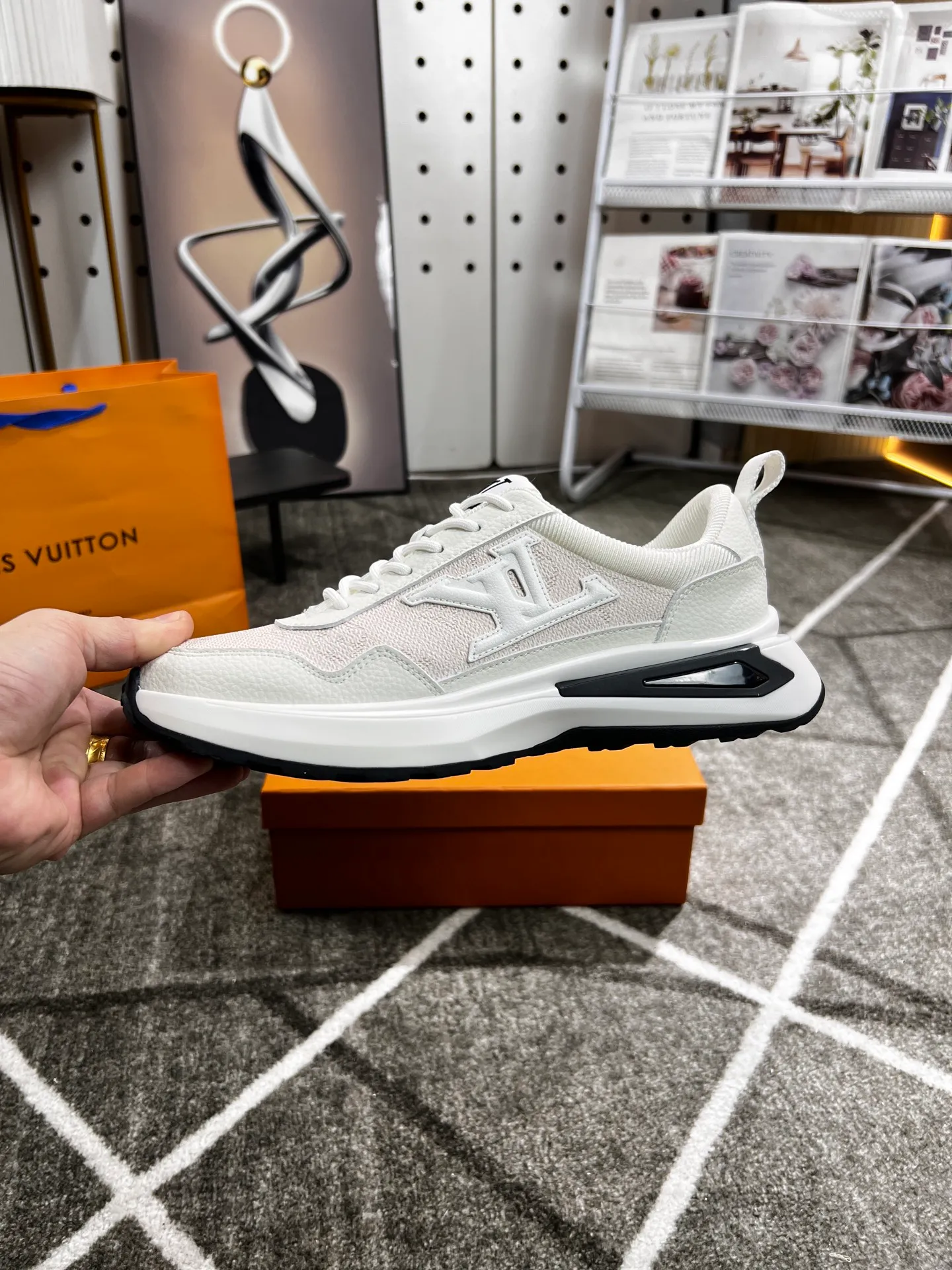 Factory price: 438 💰 LV new casual men's shoes 👉 👉 Fashionable and versatile, 💞 simple and elegant style, 🔊 made of imported cowhide, ☑️ breathable mesh lining, sheepskin feet, original wear-resistant rubber outsole, exclusive new style, actual shot, three colors available, code number: 38-44, (45 can be customized)